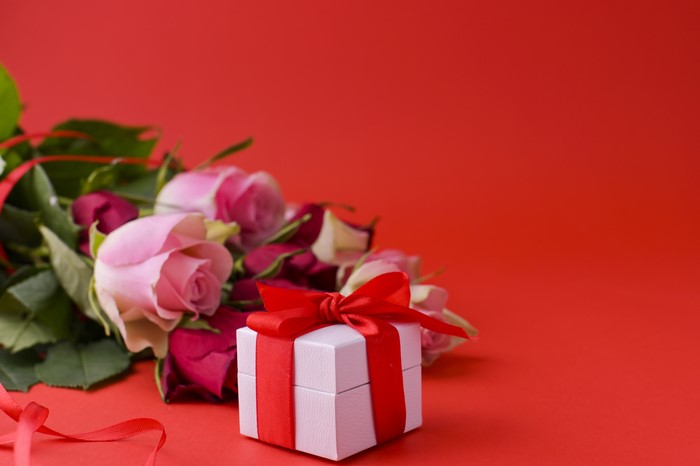Roses and a gift box with red ribbon