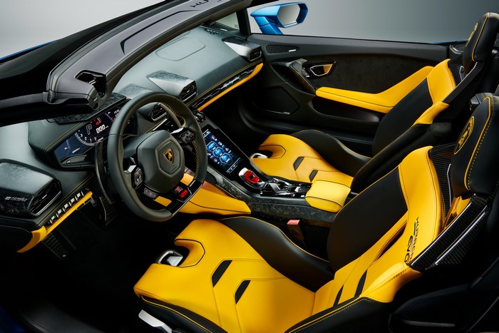 Lamborghini Huracan EVO RWD Spyder interior