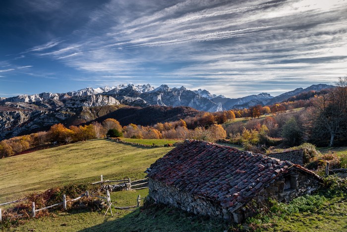 4K Asturias Ponga Spain Mountains Houses Clouds Roof