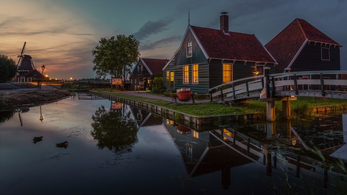 Zaanse Schans houses and windmill at dusk