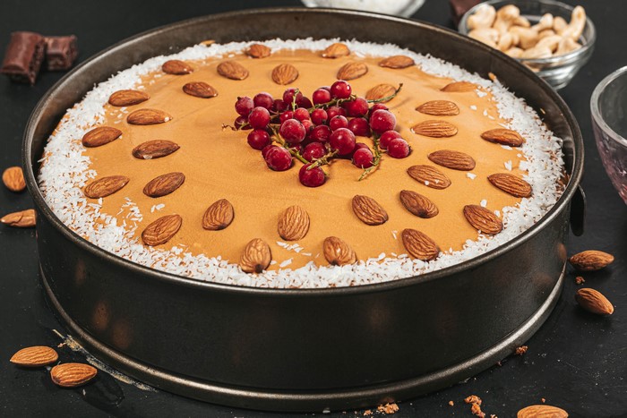 Almond and berry cake with coconut
