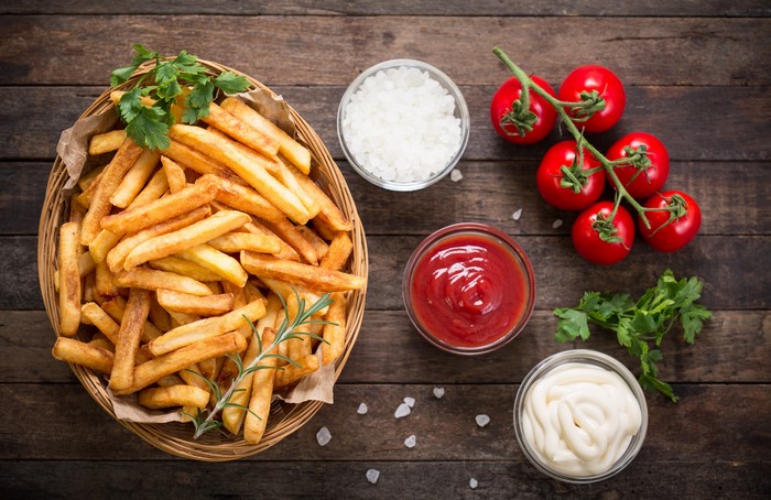 4K Crispy French Fries with Fresh Tomatoes and Sauces