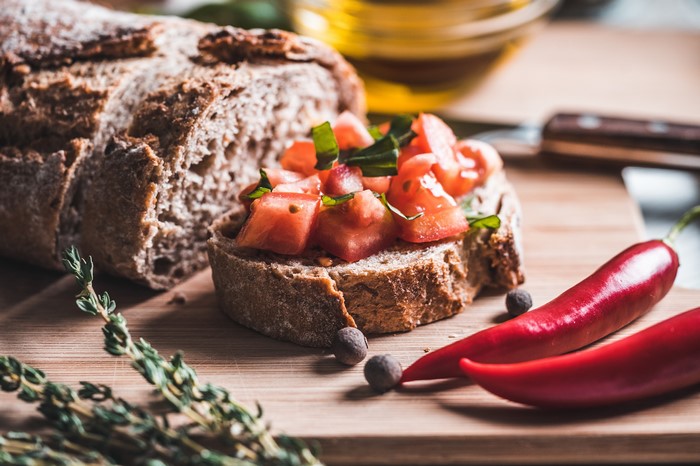 4K Bread with Tomatoes and Chili Peppers
