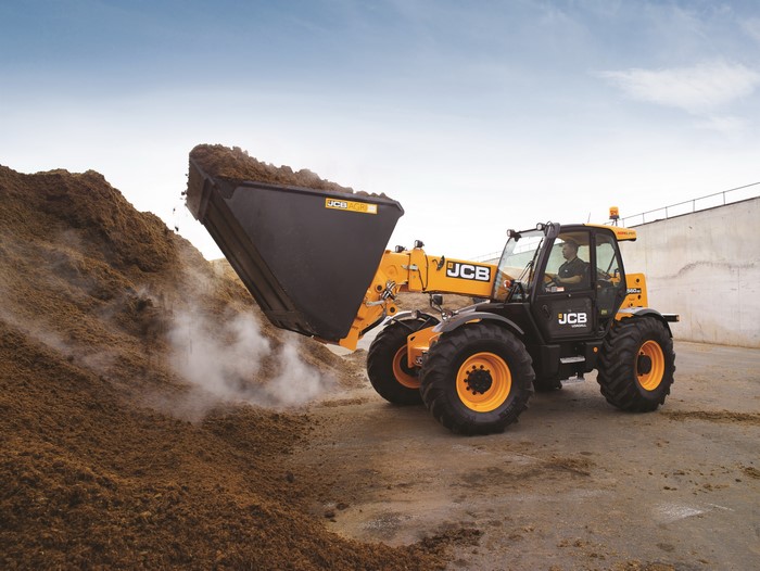 JCB 560-80 Agri telehandler loading material