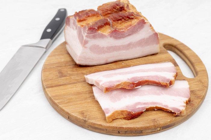 Salo on a cutting board with a knife