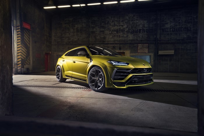 4K Lamborghini Urus Novitec in garage