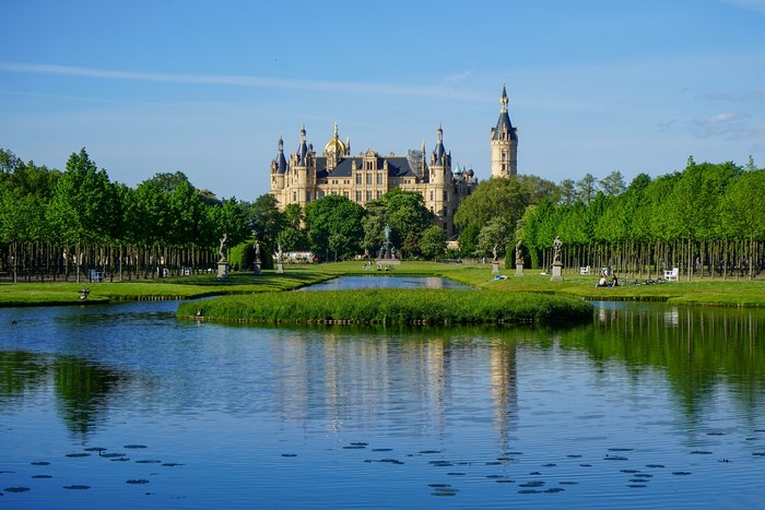 4K Schwerin Castle with Pond and Trees