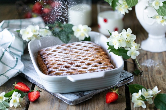 Pie with powdered sugar and strawberries