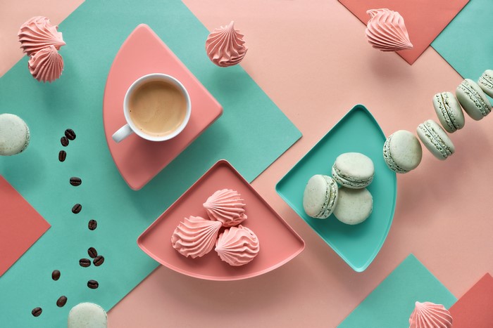 Coffee mug with macarons and meringues