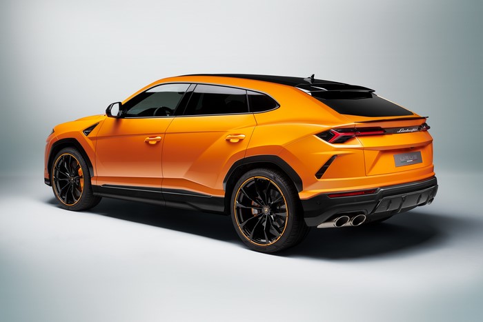 4K Orange Lamborghini Urus Pearl Capsule Crossover