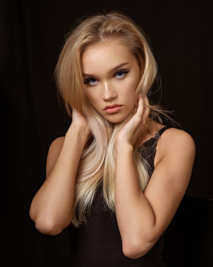 Evelina, blonde model with hands in hair