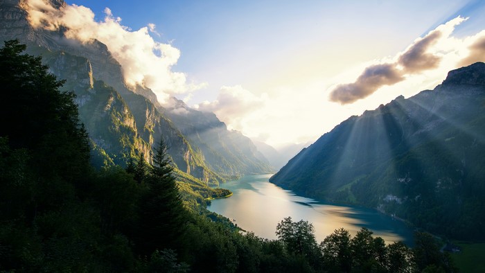 4K Klontalersee Lake in the Swiss Alps with Sun Rays