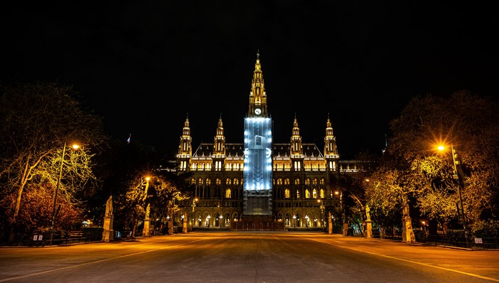 4K Vienna Rathaus at Night