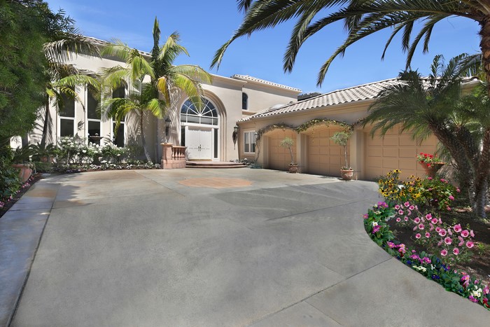 Luxury Mansion with Garage in Dana Point, California