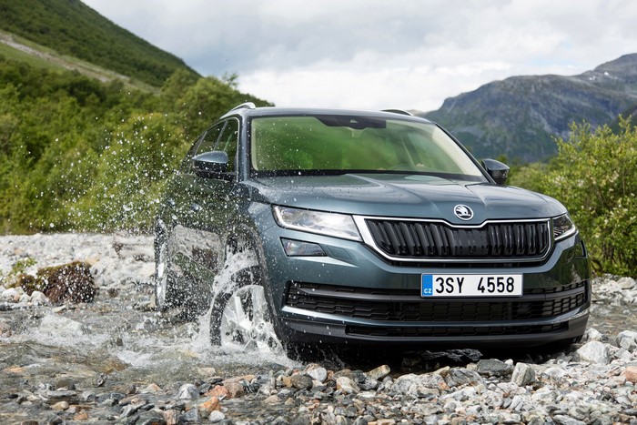 Skoda Kodiaq driving through a rocky stream