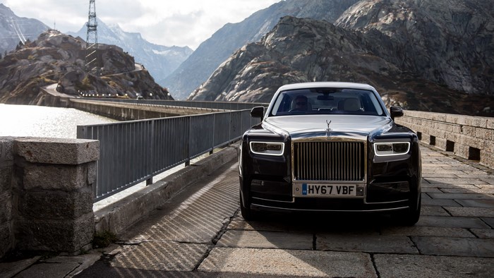 4K Rolls-Royce Phantom on Mountain Bridge