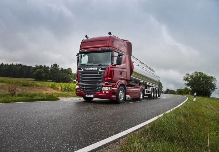 Scania R730 Tanker Truck on a Wet Road