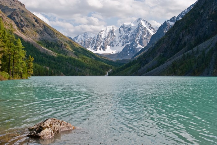4K View of Lower Shavlinskoe Lake in Altai Mountains