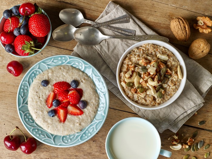 Oatmeal with Berries and Nuts