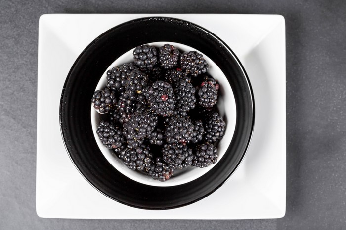 Blackberries in a bowl on a plate