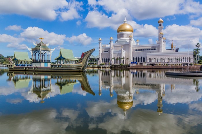 Omar Ali Saifuddien Mosque and royal barge on water