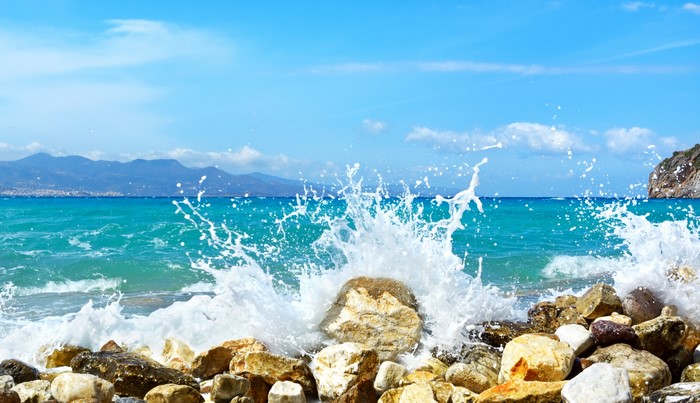 4K Sea Waves Crashing on Stones with Water Splash