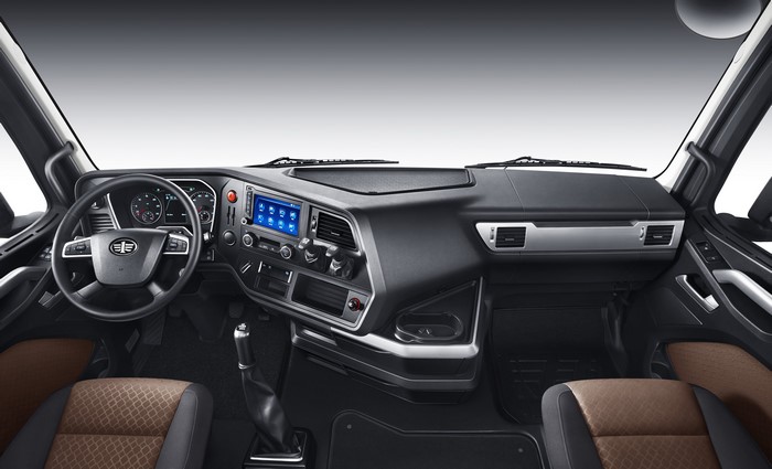 4K FAW Jiefang J7 Eagle 6x4 Tractor Interior
