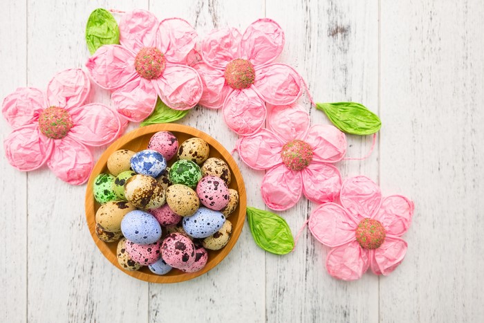 4K Easter Quail Eggs in Wooden Bowl with Pink Flowers