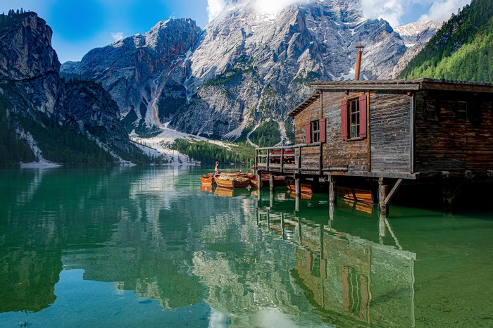 4K Lago di Braies, Dolomites, Italy Mountains Lake Boats Reflection