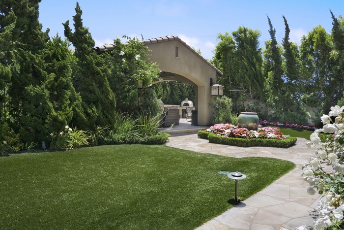 Outdoor Kitchen and Garden in San Juan Capistrano