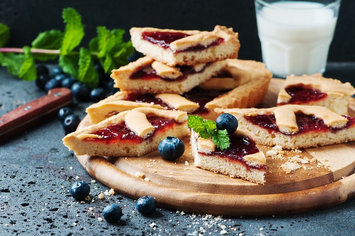 4K Pie with Blueberries and Milk