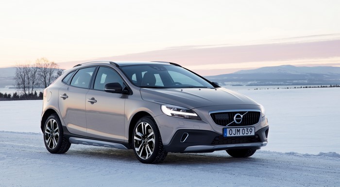 2017 Volvo V40 T5 AWD Cross Country in Snow