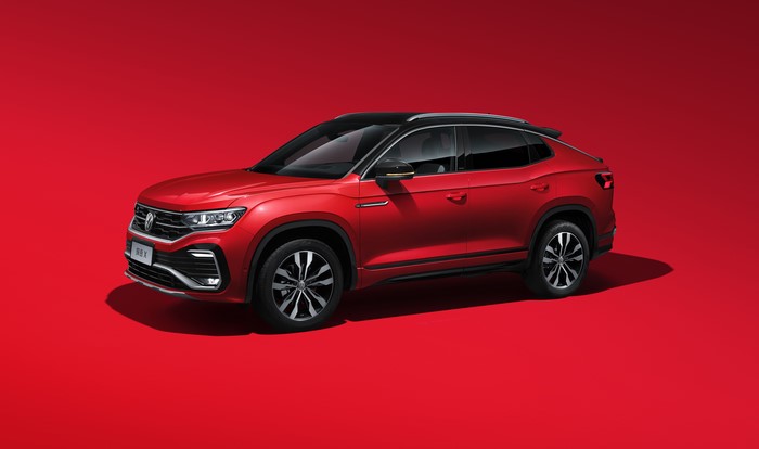 Volkswagen Tayron X R-Line on red background