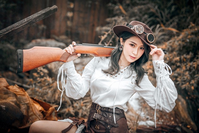 Lin Jiayi in Steampunk Cosplay with Shotgun