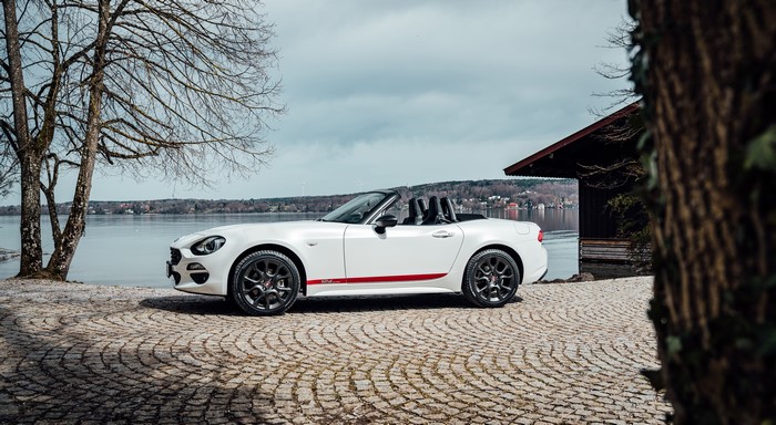 White 2018 Fiat 124 Spider S-Design Roadster