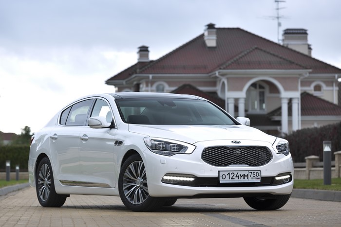 4K White Metallic KIA Sedan