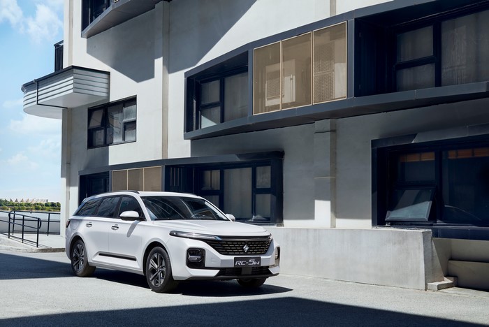 White Baojun RC-5W Estate Car