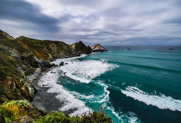 4K California Coast Ocean Waves Crashing on Rocks