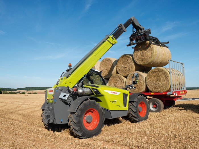 Claas Scorpion 1033 Forklift Loading Hay Bales