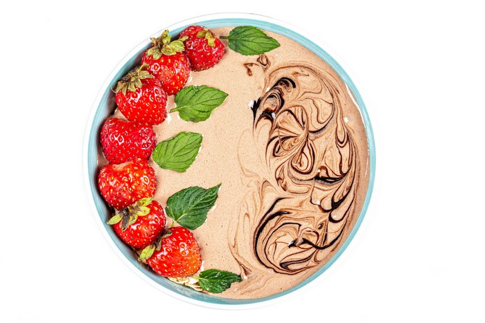 Chocolate yogurt with strawberries and mint