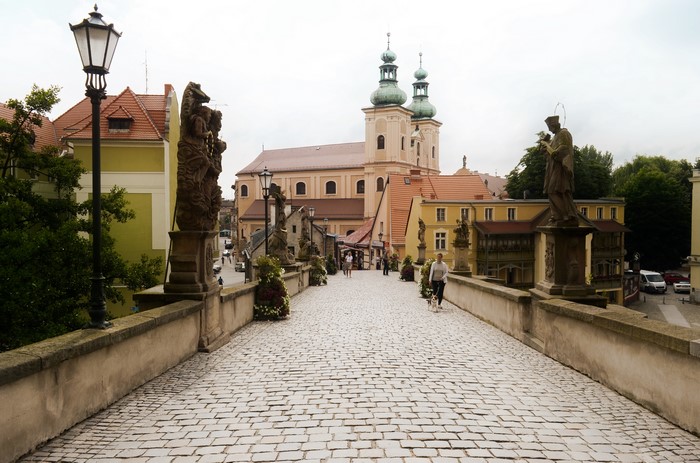 4K Klodzko Bridge with Sculptures and Church, Poland