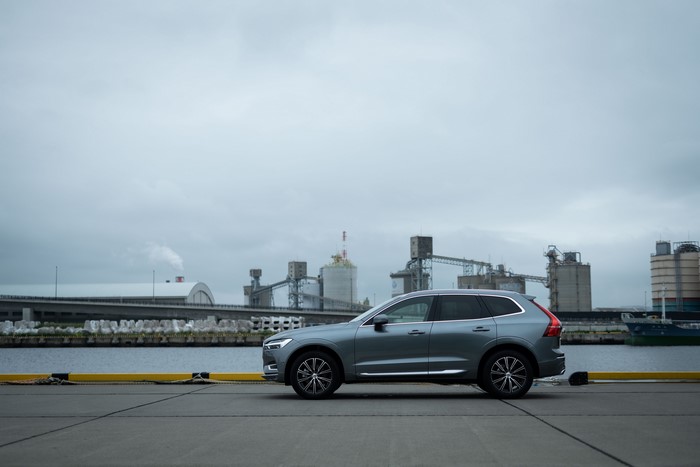 Grey Volvo XC60 B5 Inscription Crossover