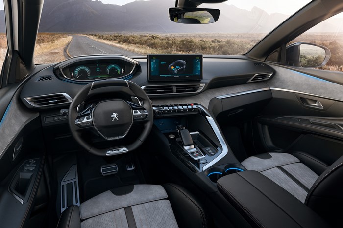 Peugeot 3008 HYBRID4 interior dashboard