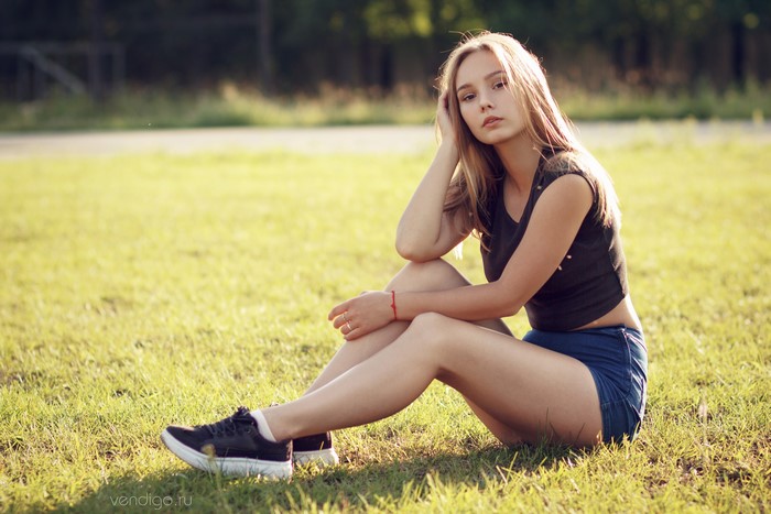 Milena Evgeniy Bulatov Sitting Legs Shorts Singlet Glance