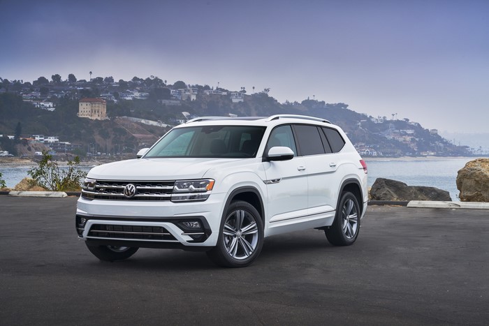 White Volkswagen Atlas V6 4MOTION R-Line Crossover