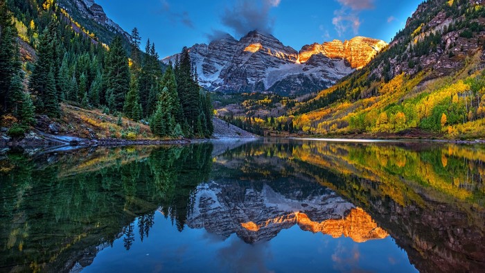 Maroon Bells Mountains and Lake Reflection in Colorado