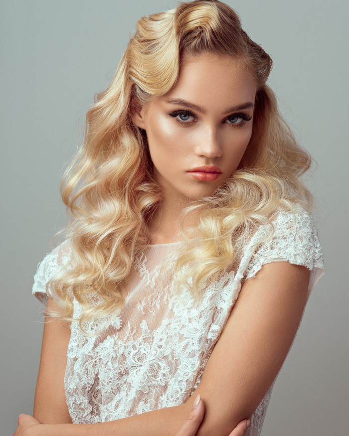 Evelina, blonde model with vintage hairstyle
