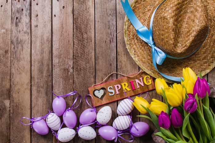 Easter decorations with tulips and straw hat