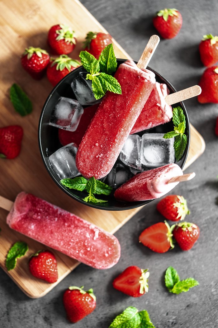 Strawberry popsicles with mint and ice