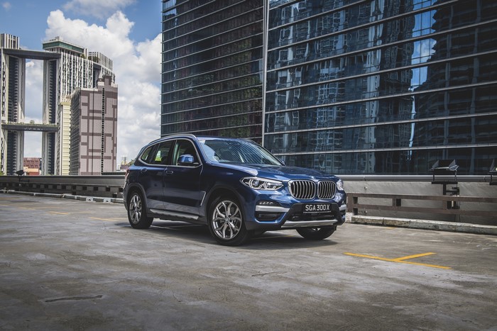 Blue BMW X3 xDrive30e xLine parked in a city